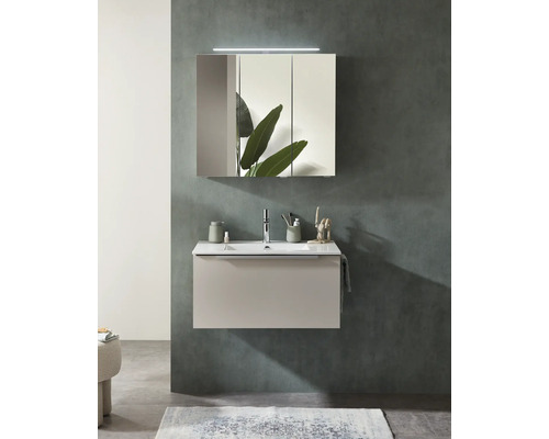 Modernes, organisiertes Badmöbel-Set mit wandhängendem Unterschrank, weißem Waschbecken und großem dreitürigem Spiegelschrank mit Beleuchtung.