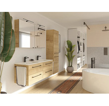 Modernes Badezimmer mit Doppelwaschtisch in Eichenoptik, schwarzen Armaturen, Spiegelschrank, Hochschrank und freistehender Badewanne.