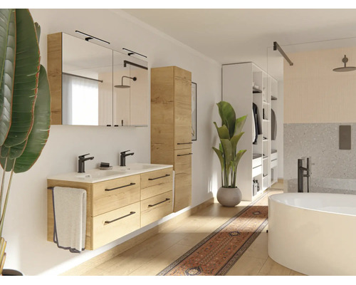 Modernes Badezimmer mit Doppelwaschtisch in Eichenoptik, schwarzen Armaturen, Spiegelschrank, Hochschrank und freistehender Badewanne.