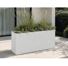 Rechteckiger Pflanzkübel in Granit-Optik auf einer modernen Terrasse, bepflanzt mit Ziergräsern und Pflanzen vor einer Hausfassade.