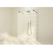 Begehbare Dusche mit Glaswand, schwarzen Haltestangen, Regenduschkopf und Handbrause in einem hellen, modernen Badezimmer.