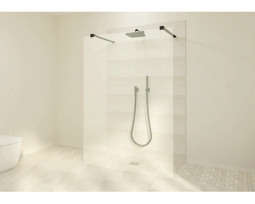 Begehbare Dusche mit Glaswand, schwarzen Haltestangen, Regenduschkopf und Handbrause in einem hellen, modernen Badezimmer.