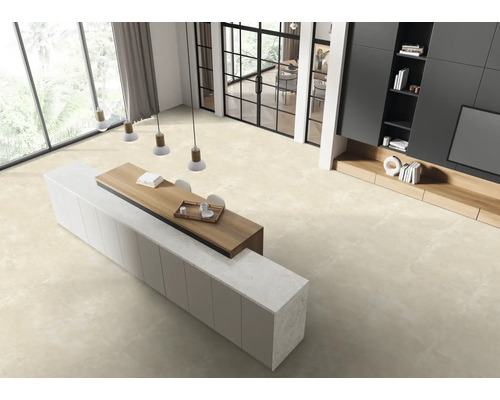 Moderner, heller Wohnraum mit großformatigen Bodenfliesen, langem Sideboard, Holzakzenten und großen Fensterfronten.
