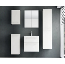 Modernes Badezimmermöbel-Set bestehend aus Waschtischunterschrank mit Waschbecken, Spiegelschrank, Hochschrank und zwei Hängeschränken in Weiß.