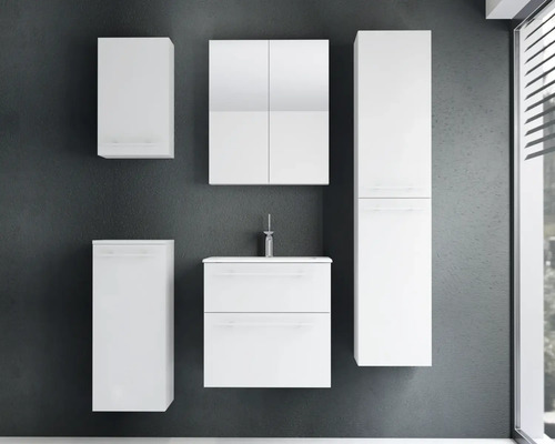 Modernes, wandhängendes Badezimmermöbel-Set in Weiß bestehend aus Waschbeckenunterschrank, Spiegelschrank, Hochschrank und zwei Beischränken.