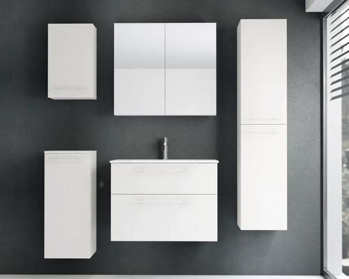 Modernes Badezimmermöbel-Set in Weiß mit Waschbeckenunterschrank, Spiegelschrank, Hochschrank und zwei weiteren Hängeschränken.