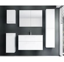 Weißes Badezimmermöbel-Set bestehend aus Waschtischunterschrank mit zwei Schubladen, Waschbecken, Spiegelschrank und zwei hängenden Seitenschränken.