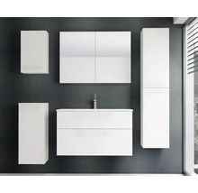 Modernes Badmöbel-Set in Weiß bestehend aus Waschbeckenunterschrank, Spiegelschrank, Hochschrank und weiteren Seitenschränken.