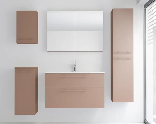 Modernes, wandhängendes Badmöbel-Set in mattem Rosébraun mit Waschtischunterschrank, weißem Waschbecken, Spiegelschrank und Hochschränken.