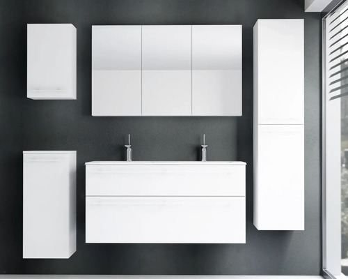 Modernes weißes Badezimmermöbel-Set bestehend aus Doppelwaschtisch, Spiegelschrank, Hochschrank und zwei Beistellschränken.