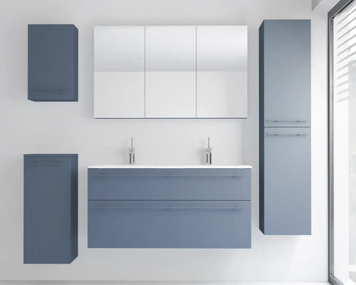 Modernes Badmöbel-Set bestehend aus Doppelwaschtisch mit Unterschrank, einem dreitürigen Spiegelschrank und mehreren Beischränken.