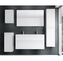 Modernes Badezimmermöbel-Set in Weiß mit Doppelwaschtisch, zwei Armaturen, dreitürigem Spiegelschrank und wandhängenden Seitenschränken.