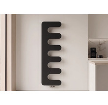 Schwarzer Design-Heizkörper in Kammform an einer weißen Wand in einer hellen, modernen Küche.