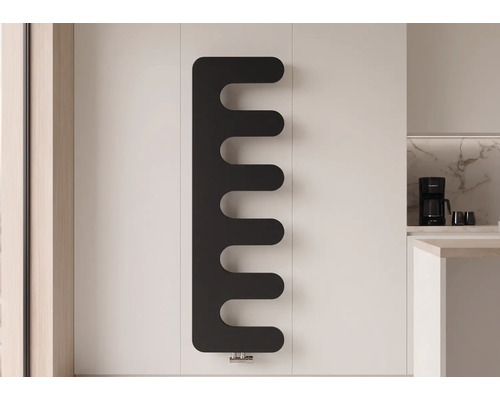 Schwarzer Design-Heizkörper in Kammform an einer weißen Wand in einer hellen, modernen Küche.
