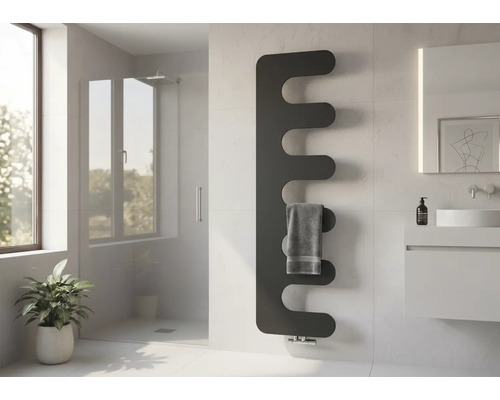 Modernes Badezimmer mit schwarzem Designer-Handtuchheizkörper an einer hellen Wand, einem grauen Handtuch, Waschtisch und Glasdusche.