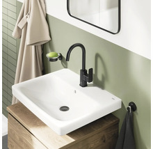 Modernes Badezimmer mit weißem Aufsatzwaschbecken, mattschwarzer Waschtischarmatur und hölzernem Unterschrank.