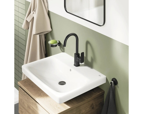 Modernes Badezimmer mit weißem Aufsatzwaschbecken, mattschwarzer Waschtischarmatur und hölzernem Unterschrank.