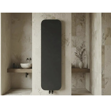 Moderner vertikaler Design-Heizkörper in Schwarz mit abgerundeten Ecken an einer strukturierten Wand im Badezimmer.