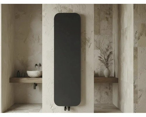 Moderner vertikaler Design-Heizkörper in Schwarz mit abgerundeten Ecken an einer strukturierten Wand im Badezimmer.
