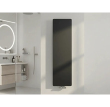 Moderner vertikaler Flachheizkörper im Badezimmer an einer weißen Wand montiert.
