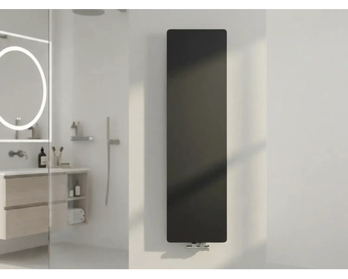 Moderner vertikaler Flachheizkörper im Badezimmer an einer weißen Wand montiert.