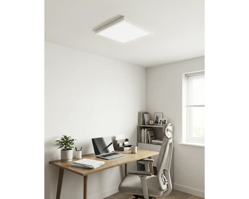 Modernes Homeoffice mit quadratischem LED-Deckenpanel, Holzschreibtisch, Bürostuhl, Laptop und Zimmerpflanze. Helle, minimalistische Einrichtung.