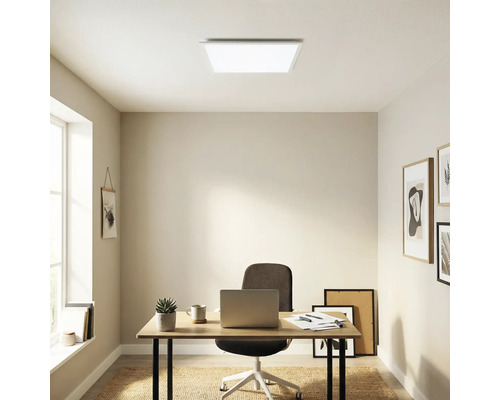 Heller, organisierter Arbeitsraum mit einem quadratischen LED-Panel an der Decke, Holzschreibtisch mit Laptop und Bürostuhl.