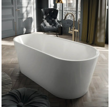 Freistehende ovale Badewanne in einem eleganten Badezimmer mit Fischgrätparkett und einer goldenen Standarmatur.