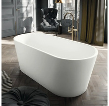 Freistehende ovale Badewanne in einem modernen Badezimmer mit Parkettboden und goldener Armatur.
