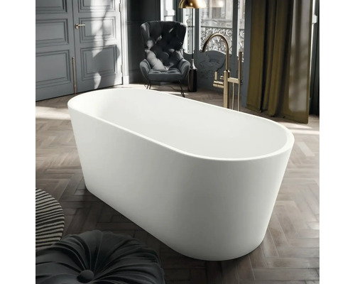 Freistehende ovale Badewanne in einem modernen Badezimmer mit Parkettboden und goldener Armatur.