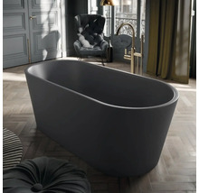 Freistehende ovale Badewanne in Dunkelgrau in einem modernen Raum mit Parkettboden, goldfarbener Standarmatur und einem dunklen Sessel.
