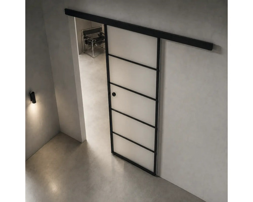 Moderne industrielle Schiebetür mit schwarzem Metallrahmen und satinierten Glasfeldern an einer schwarzen Laufschiene in einem minimalistischen Raum.