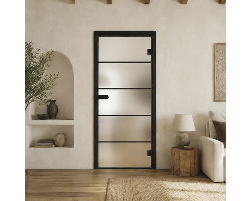 Moderne Glastür mit schwarzem Metallrahmen und Sprossen im industriellen Stil, verbaut in einem hellen Wohnraum mit Holzboden.