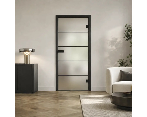 Moderne Ganzglastür mit schwarzem Rahmen und Querstreben im Industriedesign in einem hellen Wohnzimmer mit Parkettboden.