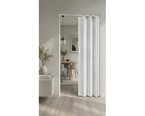 Weiße Falttür als Raumteiler zwischen einem Wohnbereich und einem hellen Esszimmer mit Holztisch und Stühlen.