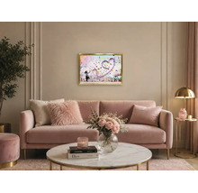 Modernes Wohnzimmer mit rosa Samtsofa, Marmor-Couchtisch und einem gerahmten Wandbild, das ein Mädchen mit Schmetterlingsherz zeigt.