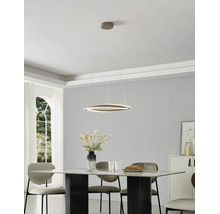 Moderne LED-Pendelleuchte in Ringform über einem Esstisch aus Marmor in einem hellen, minimalistischen Esszimmer.