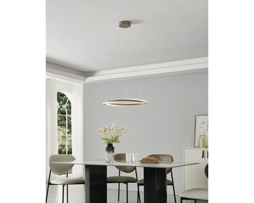 Moderne LED-Pendelleuchte in Ringform über einem Esstisch aus Marmor in einem hellen, minimalistischen Esszimmer.