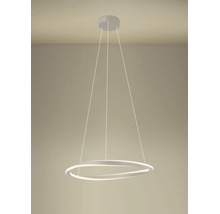 Moderne LED-Pendelleuchte mit einem leuchtenden Ring, der an drei dünnen Seilen hängt.