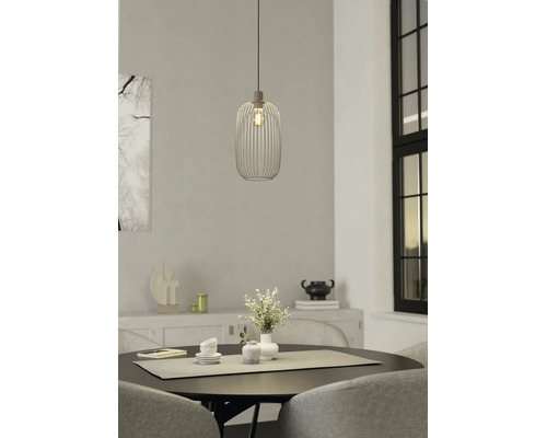 Modernes Esszimmer mit einer Drahtkäfig-Pendelleuchte über einem runden Tisch mit grauen Stühlen, einem Sideboard und einem großen Fenster.
