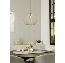 Moderne Pendelleuchte mit Metallschirm in Gitteroptik über einem runden Esstisch in einem hellen, minimalistischen Esszimmer.