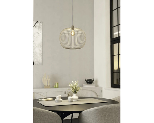 Moderne Pendelleuchte mit Metallschirm in Gitteroptik über einem runden Esstisch in einem hellen, minimalistischen Esszimmer.