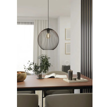 Moderne Pendelleuchte aus schwarzem Drahtgeflecht über einem Esstisch aus Holz in einem hellen, minimalistischen Esszimmer.