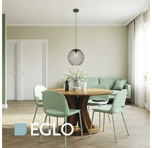 Kugel-Pendelleuchte aus Metalldrähten über einem hölzernen Esstisch mit grünen Stühlen in einem modernen, hellen Esszimmer. Eglo Logo.