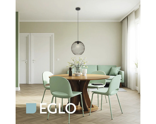 Kugel-Pendelleuchte aus Metalldrähten über einem hölzernen Esstisch mit grünen Stühlen in einem modernen, hellen Esszimmer. Eglo Logo.