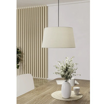 Hängeleuchte mit Textilschirm über einem Holztisch, Wand mit Holzlamellen und dekorative Vase in einem hellen, modernen Esszimmer.