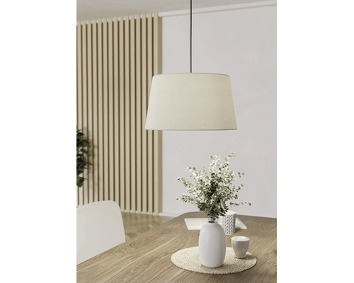 Hängeleuchte mit Textilschirm über einem Holztisch, Wand mit Holzlamellen und dekorative Vase in einem hellen, modernen Esszimmer.