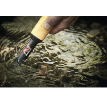 Wasserdichter Minelab Pinpointer Metallsuchgerät wird in Wasser getaucht, Minelab Logo.