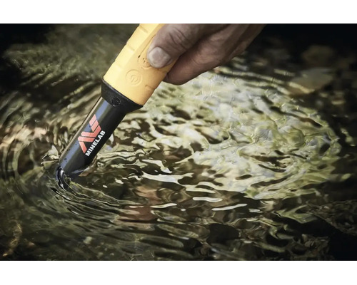 Wasserdichter Minelab Pinpointer Metallsuchgerät wird in Wasser getaucht, Minelab Logo.