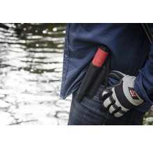 Minelab Pro-Find Pinpointer-Metalldetektor in einem Holster am Gürtel einer Person mit Arbeitshandschuh im Freien an einem Gewässer.